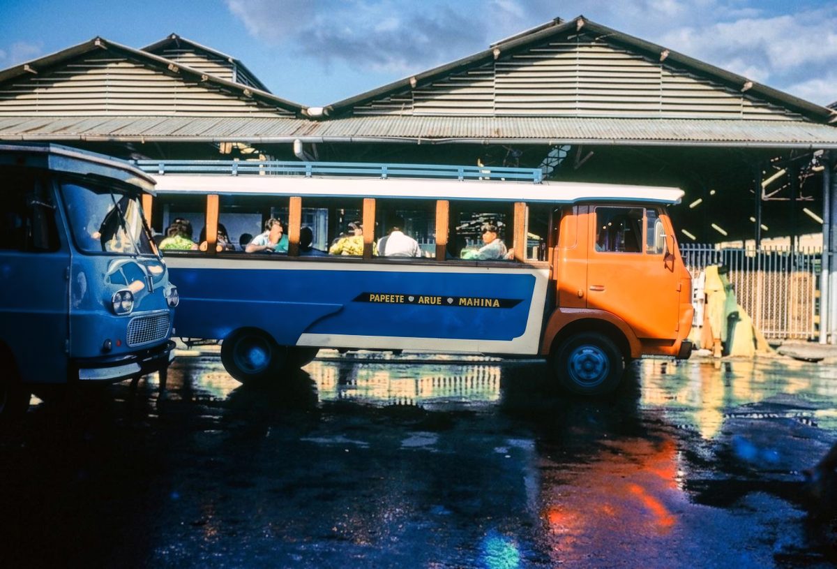 La gare des trucks au marché de Papeete, côté rue Cardella - août 1976 — Jean Luc Perodeau