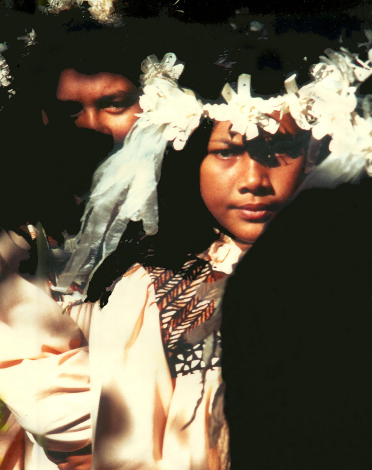 Chanteuse de himene attendant d'entrer en scène - Place Vaiete - Tiurai 1978 — Jean Luc Perodeau
